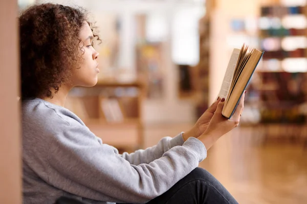 Bastante Joven Estudiante Raza Mixta Jersey Casual Sosteniendo Libro Abierto — Foto de Stock