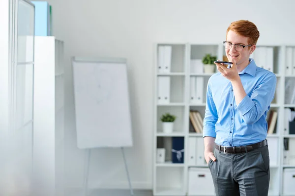Bonito Jovem Empresário Gravando Sua Voz Enquanto Segura Smartphone Por — Fotografia de Stock