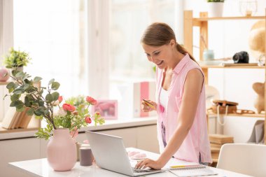 Online alışveriş yaparken finansal veri veya plastik kart sayısı girerek casualwear Pretty genç kadın