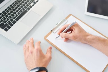 Genç tasarımcı veya kalem ile ekonomist pano içinde boş kağıt üzerinde notlar veya kroki yapmak için gidiyor