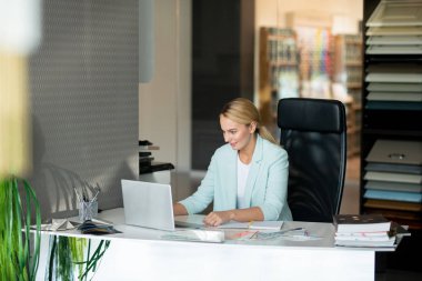 Modern trendler hakkında online bilgi bakarak akıllı rahat Pretty genç yaratıcı tasarımcı