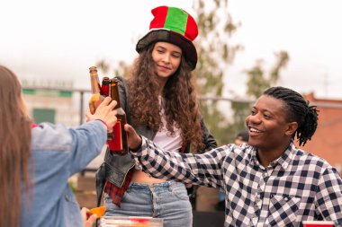 Genç kültürlerarası taraftarlar futbol takımının zaferi için tost yaparken bira şişeleri ile klinking