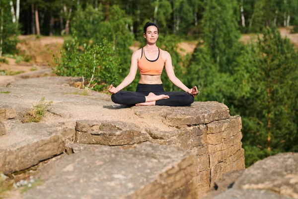 Inhoud Aantrekkelijk Flexibel Meisje Zittend Met Gekruiste Benen Handen Mudra — Stockfoto