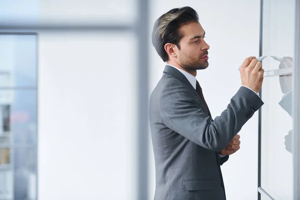 Joven Profesor Elegante Pie Por Tablero Transparente Mientras Escribe Puntos —  Fotos de Stock