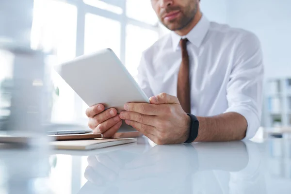 Diretor Contemporâneo Empresa Usando Tablet Digital Enquanto Navega Através Sites — Fotografia de Stock