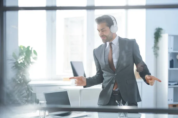 Dynamische Zakenman Hoofdtelefoons Formalwear Staand Door Bureau Dansen Bij Break — Stockfoto