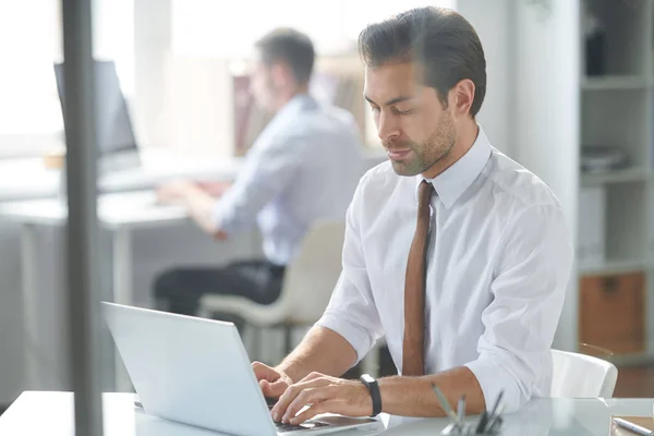 Analista Serio Che Immette Informazioni Aggiornate Mentre Seduto Sul Posto — Foto Stock