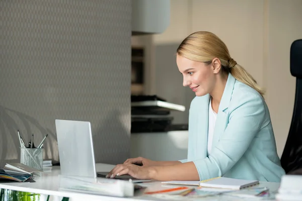 Diseñadora Joven Feliz Mirando Pantalla Del Portátil Mientras Lee Datos — Foto de Stock