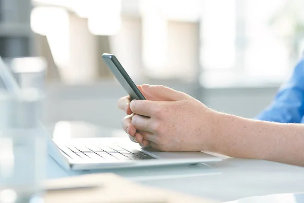 Händerna Young Manager Med Smartphone Textning Eller Rullning Knappsats Laptop — Stockfoto