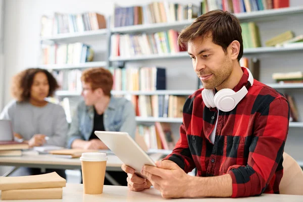 Zeitgenössischer Student Freizeitkleidung Während Klassenzimmer Schreibtisch Sitzt Und Video Touchpad — Stockfoto