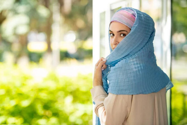 Joven Mujer Árabe Atractiva Hijab Mirándote Por Encima Hombro Entorno —  Fotos de Stock