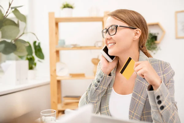 Samtida Mobil Kvinna Formalwear Pratar Med Chef För Online Butik — Stockfoto