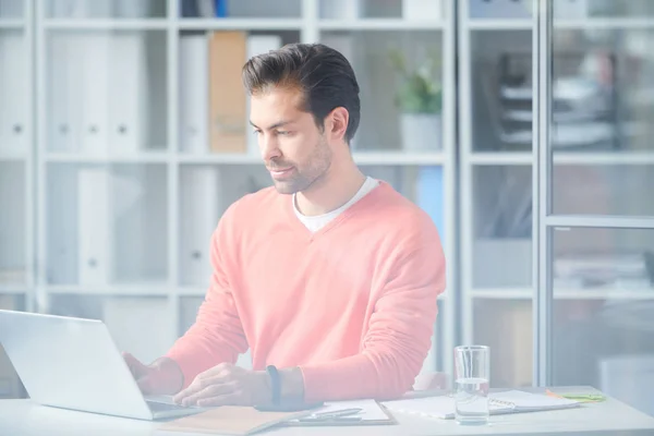 Ung Affärsman Pullover Tittar Laptop Display Samtidigt Söka Efter Idéer — Stockfoto