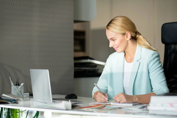 Joven Diseñador Inspirado Sentado Junto Escritorio Frente Computadora Portátil Viendo — Foto de Stock