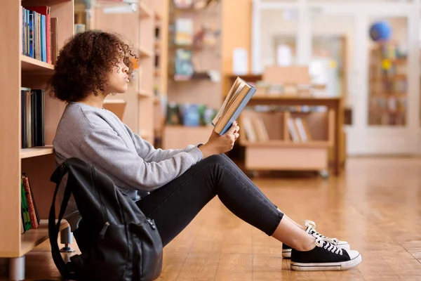 Ragazza Razza Mista Casualwear Seduto Sul Pavimento Librerie Nella Biblioteca — Foto Stock