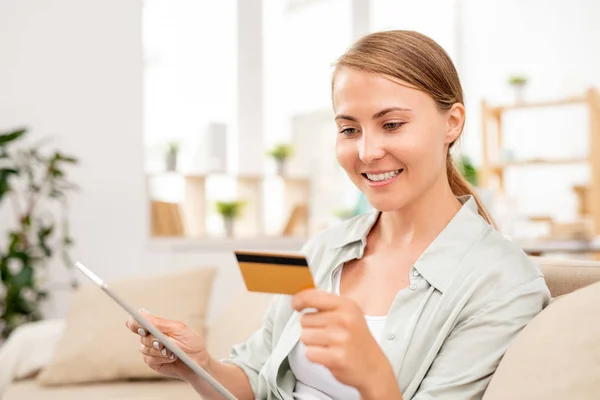 Young Woman Tablet Reading Data Plastic Card While Going Pay — Stock Photo, Image