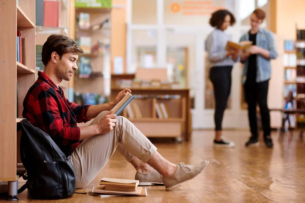 Młody Dorywczo Uczeń Przygotowuje Się Lekcji Seminarium Lub Egzaminu Bibliotece — Zdjęcie stockowe