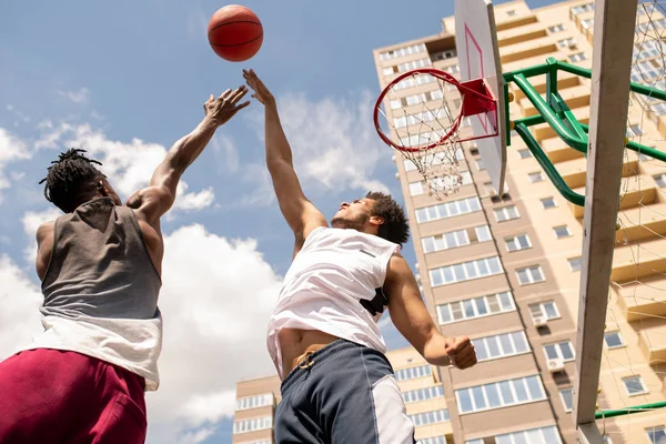 年轻的活跃球员在运动装跳跃 而试图赶上球在篮球比赛户外 — 图库照片