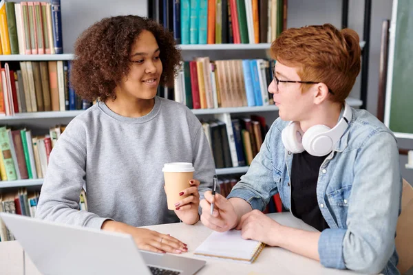 Genç Kültürlerarası Genç Çift Üniversite Kütüphanesinde Masa Başında Oturan Ödevi — Stok fotoğraf