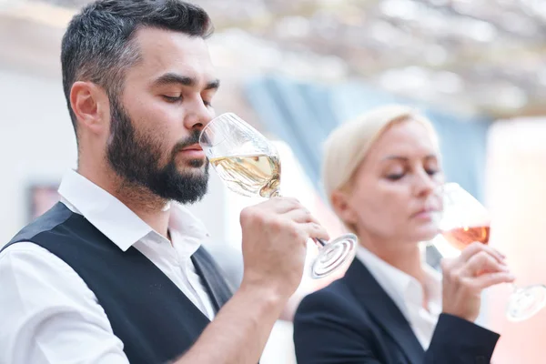 Joven Sommelier Masculino Barbudo Colega Hembra Oliendo Nuevos Tipos Vino —  Fotos de Stock