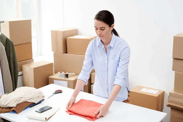 Hübsche Online Shop Managerin Bereitet Eine Bestellung Von Kunden Vor — Stockfoto