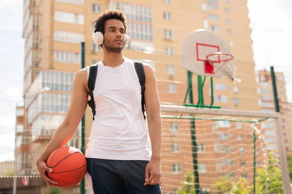 Спортивный Парень Мячом Игры Баскетбол Слушает Музыку Наушниках Детской Площадке — стоковое фото