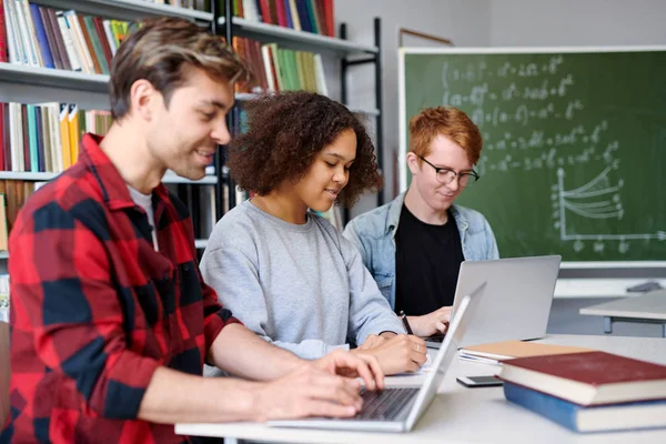 Grupo Jóvenes Estudiantes Universitarios Que Preparan Para Próximo Seminario Mientras —  Fotos de Stock