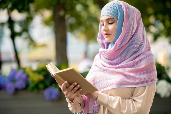Mladá Muslimka Otevřenou Knihou Čtením Příběhů Nebo Románu Když Tráví — Stock fotografie