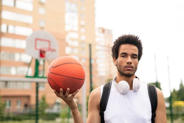 Junge Aktive Männliche Basketballer Weißen Shirt Mit Ball Vor Der — Stockfoto