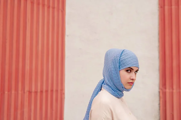 Young Muslim Woman Blue Hijab Standing Front Camera Wall Building — Stock Photo, Image