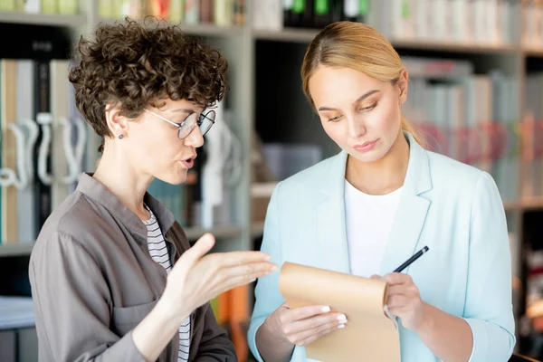 Unga Kreativa Kollegor Gör Anteckningar Eller Skiss Anteckningar Medan Annan — Stockfoto