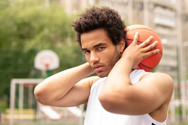 Joven Deportista Serio Sosteniendo Pelota Para Jugar Baloncesto Detrás Del — Foto de Stock