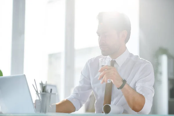 Junger Selbstbewusster Analyst Oder Makler Mit Einem Glas Wasser Vor — Stockfoto