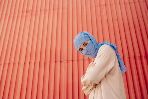 Joven Musulmana Hijab Cruzando Sus Brazos Pecho Mientras Mira Fondo — Foto de Stock