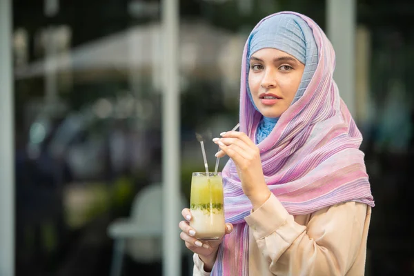 Mladá Krásná Žena Hidžábu Pije Chladicí Koktejl Skla Zatímco Odpočívej — Stock fotografie
