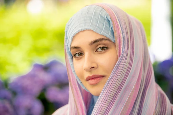 Joven Hembra Serena Hijab Tradicional Mirándote Mientras Pasas Tiempo Entorno —  Fotos de Stock