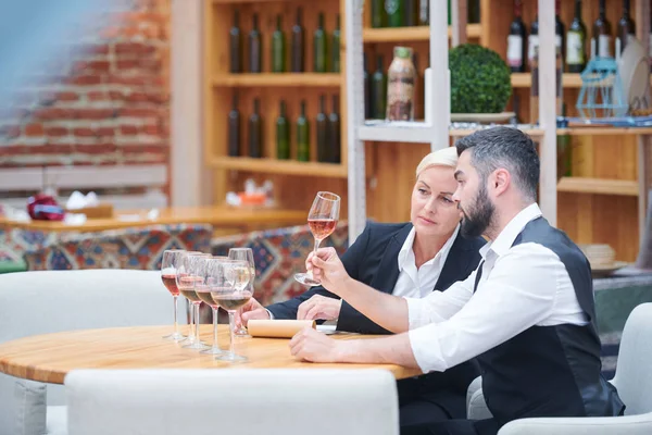 Junger Mann Zeigt Seinem Kollegen Eine Probe Einer Neuen Weinsorte — Stockfoto