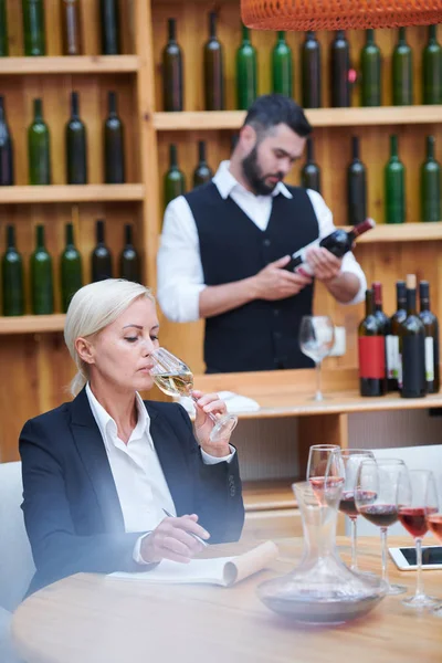 Pretty Şarapçılık Uzmanı Şarap Kadehinden Beyaz Şarap Degustating Defterine Özelliklerini — Stok fotoğraf