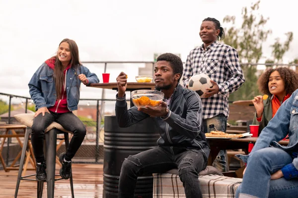 Tenso Joven Etnia Africana Con Tazón Patatas Fritas Sus Amigos —  Fotos de Stock