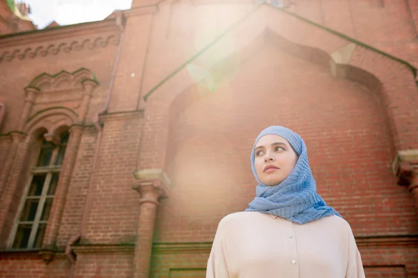 Krásná Mladá Islámská Žena Hidžábu Stojící Pozadí Rudé Cihlové Zdi — Stock fotografie