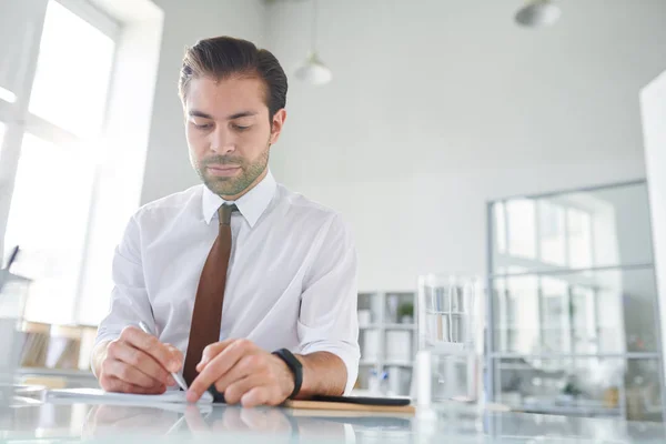 Giovane Avvocato Fiducioso Che Prende Appunti Lavoro Sulla Carta Mentre — Foto Stock