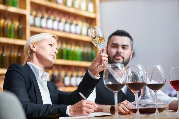 Sommeliers Professionnels Sérieux Examinant Couleur Vin Blanc Bokal Tandis Que — Photo