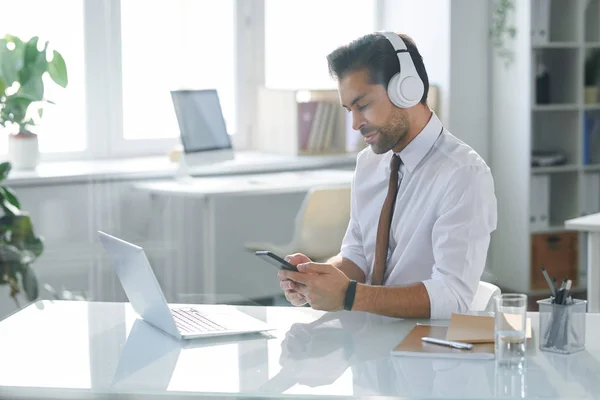 Elegant Office Worker Headphones Sitting Desk While Looking Soundtrack Smartphone — Stock Photo, Image