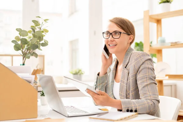 Lycklig Affärskvinna Pratar Med Smartphone Och Använda Tablet Framför Laptop — Stockfoto