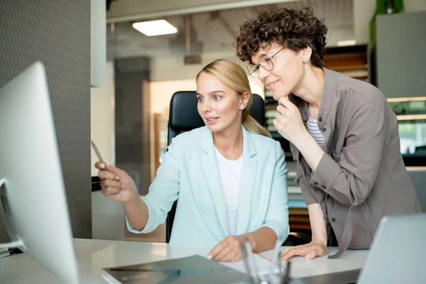 One Young Creative Designers Pointing Computer Screen While Explaining Her — Stock Photo, Image