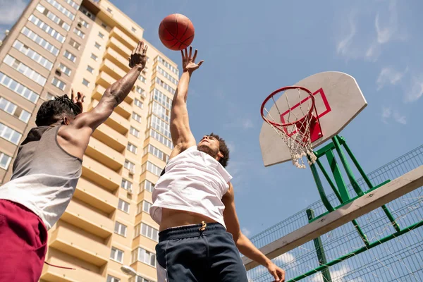 Dois Caras Ativos Sportswear Tentando Pegar Bola Voadora Enquanto Joga — Fotografia de Stock