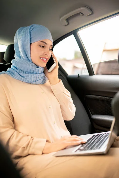 Joven Musulmana Mujer Ropa Casualwear Clientes Consultoría Hijab Teléfono Línea —  Fotos de Stock