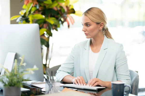 Pretty Student Koncentrera Sig Att Läsa Online Information Datorskärmen Medan — Stockfoto