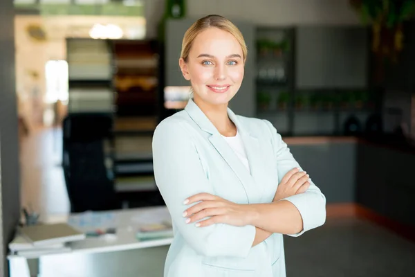 Joven Líder Empresarial Confiada Ropa Formal Mirándote Mientras Está Pie —  Fotos de Stock