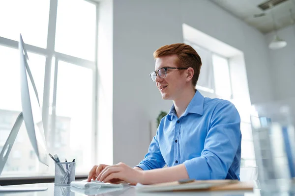 Lycklig Kille Formalwear Tittar Datorskärmen Medan Söker Nätet Genom Skrivbord — Stockfoto